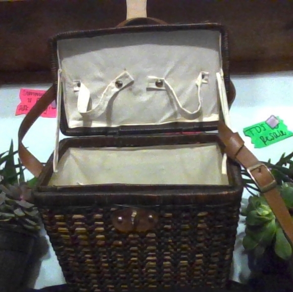 Old Fashion Wicker Pic-Nic Basket W/holders for Wine and Glasses - Picture 7 of 7